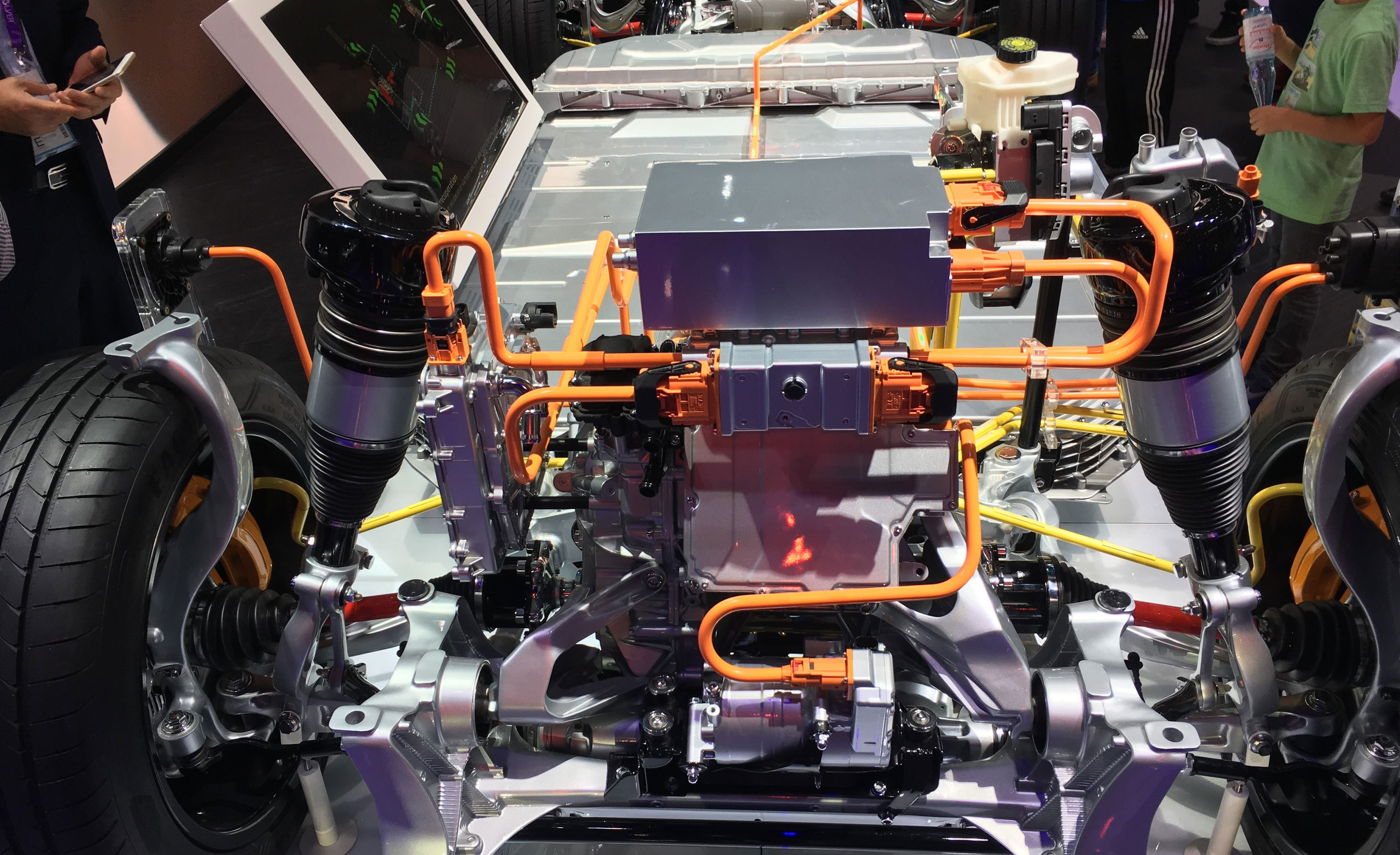 e tron Antrieb E Motor Front 01