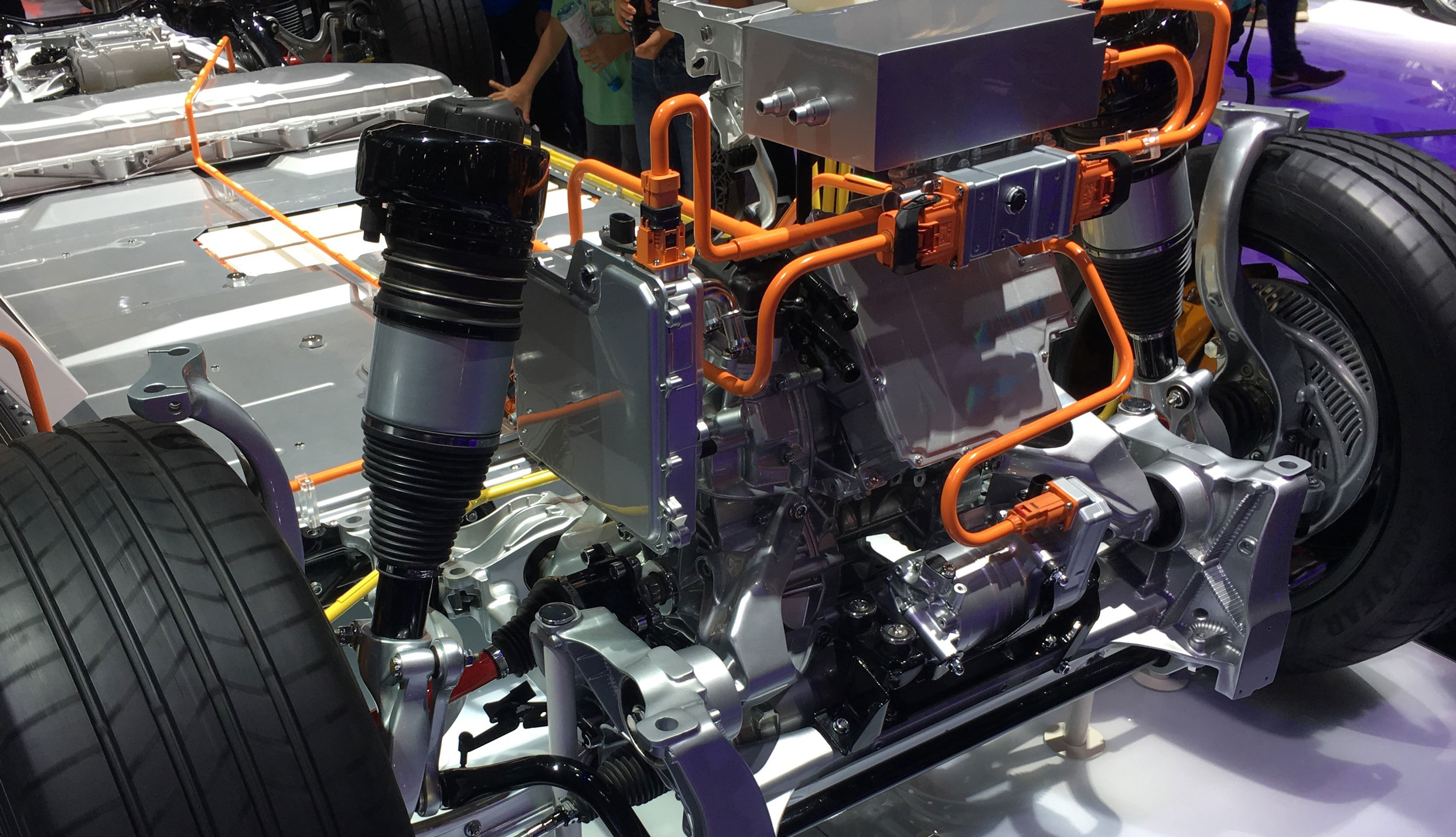 e tron Antrieb E Motor Front 03