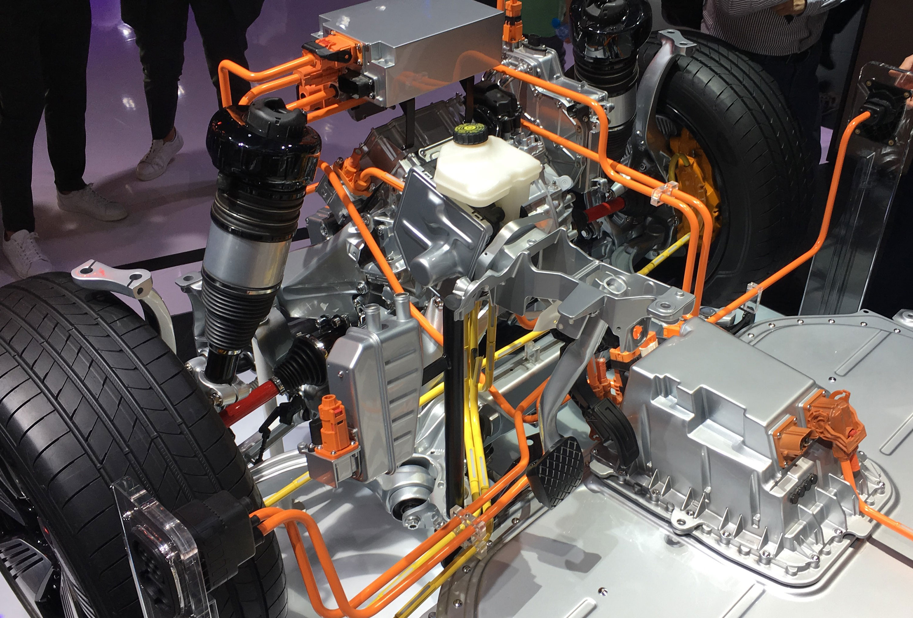 e tron Antrieb E Motor Front 04